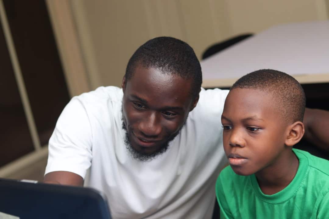 9jacodekids coding tutor teaching a boy how to code